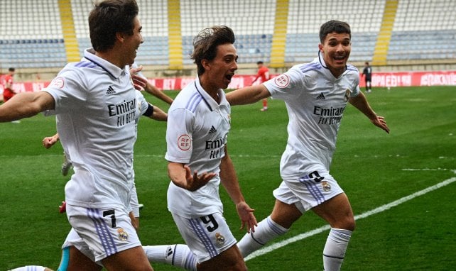 Gonzalo García (izquierda), Pol Fortuny (centro) y Youssef Enríquez (derecha) con el Juvenil del Real Madrid