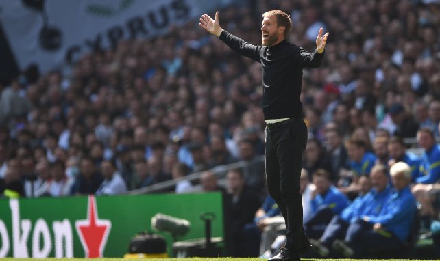 Graham Potter en la zona de banquillos