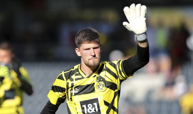 Gregor Kobel saluda a la afición del Borussia Dortmund