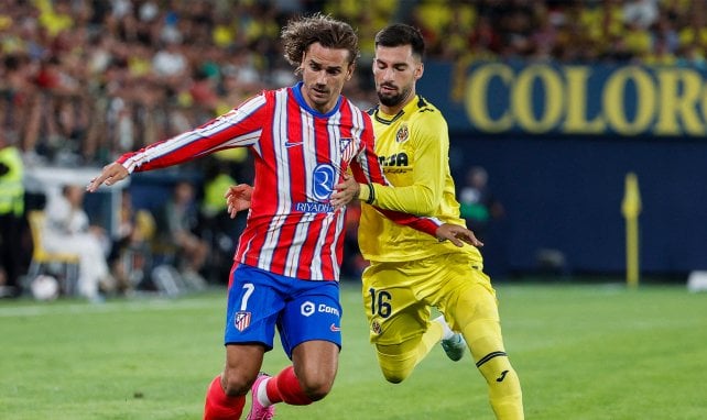 Antoine Griezmann ante Álex Baena