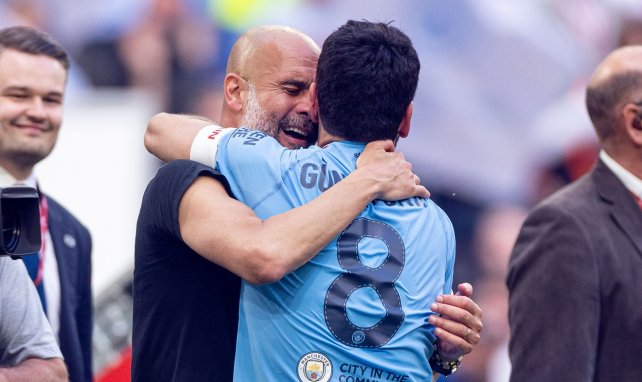 Pep Guardiola e Ilkay Gündogan se abrazan