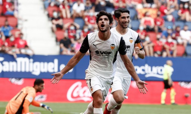 Gonçalo Guedes y Carlos Soler festejan un gol del Valencia