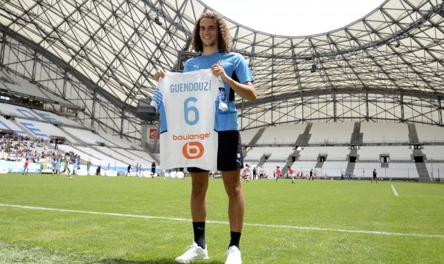 Mattéo Guendouzi posa con la camiseta del Olympique de Marsella