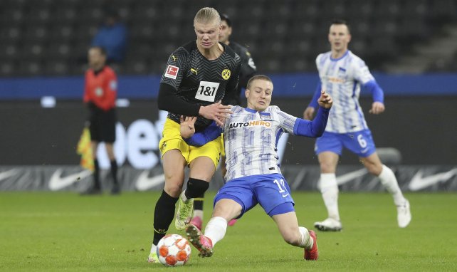 Erling Haaland compite por el cuero con el Borussia Dortmund