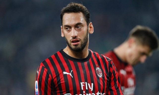 Hakan Calhanoglu todavía no ha renovado con el AC Milan