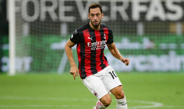 La postura del AC Milan con Hakan Calhanoglu