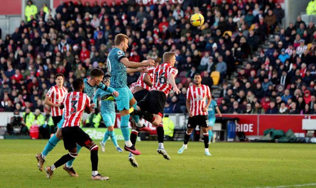 Harry Kane remata a portería