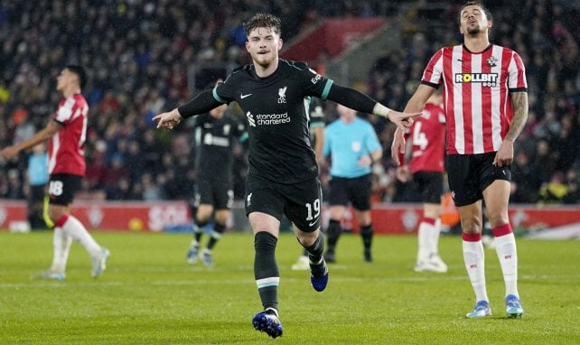 Harvey Elliott con el Liverpool