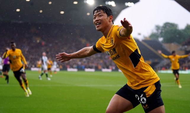 Hee-chan Hwang festeja un gol con la elástica del Wolverhampton Wanderers