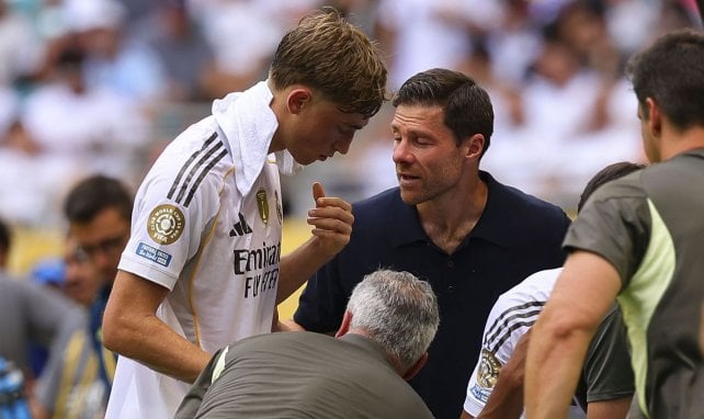 Dean Huijsen junto a Xabi Alonso