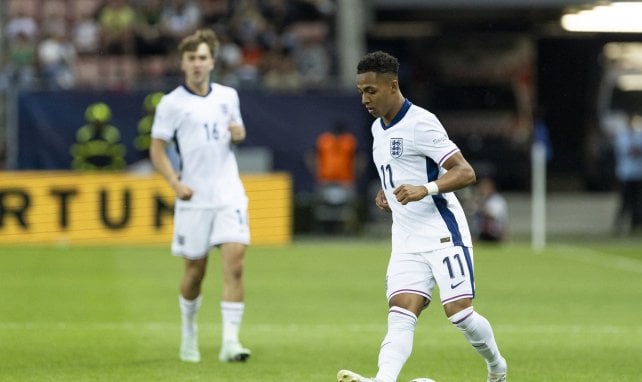 Derbi de Londres para firmar a Omari Hutchinson