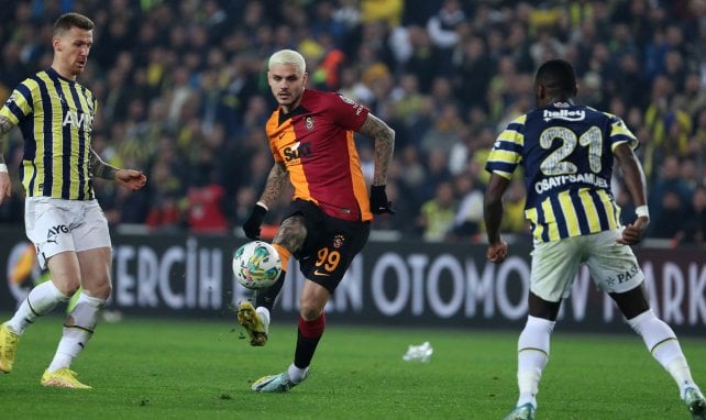 Mauro Icardi golpea el cuero con el Galatasaray