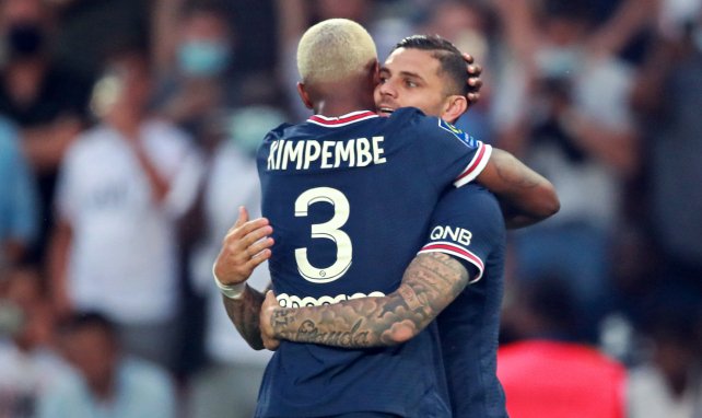 Presnel Kimpembe se abraza con Mauro Icardi para celebrar un gol