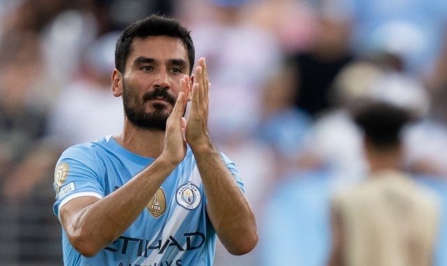 Ilkay Gündogan aplaude
