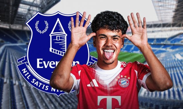 Adam Aznou con el escudo del Everton.
