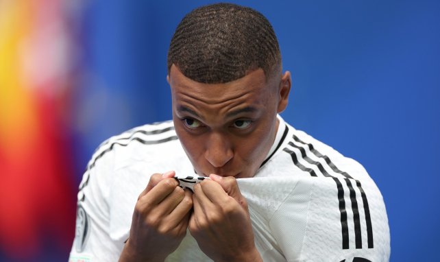 Kylian Mbappé besa el escudo del Real Madrid