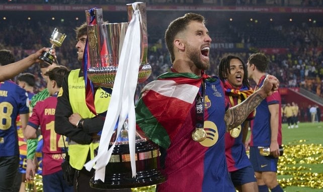 Iñigo Martínez con la Copa del Rey.