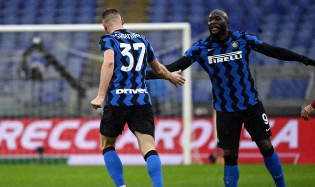 Romelu Lukaku y Milan Skriniar se saludan