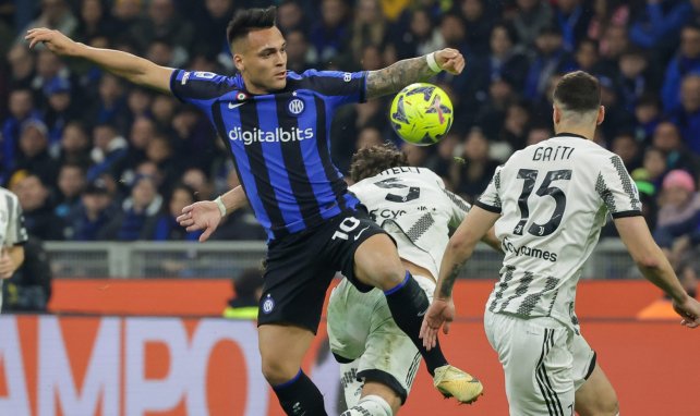 Lautaro Martínez intenta controlar el cuero con el Inter ante la Juventus
