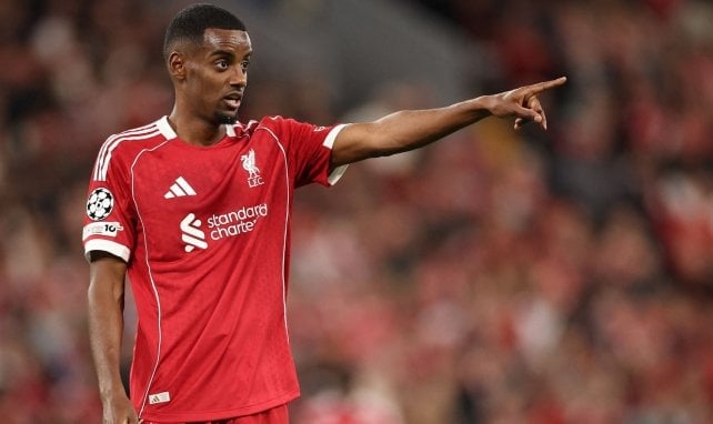 Alexander Isak señala con el dedo