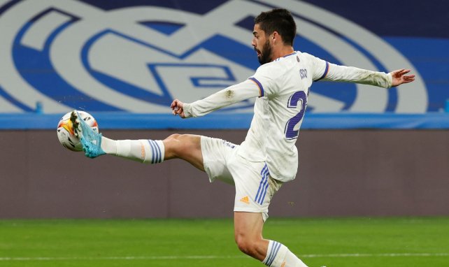 Isco controla el esférico en un partido del Real Madrid