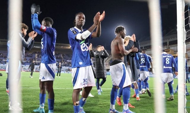 Ismaël Doukouré aplaude a los aficionados del Estrasburgo.