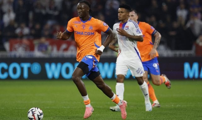 Ismael Koné conduce el balón