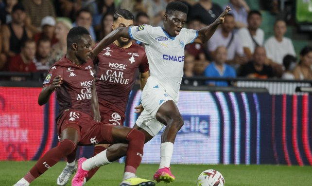 Ismaïla Sarr conduce la pelota