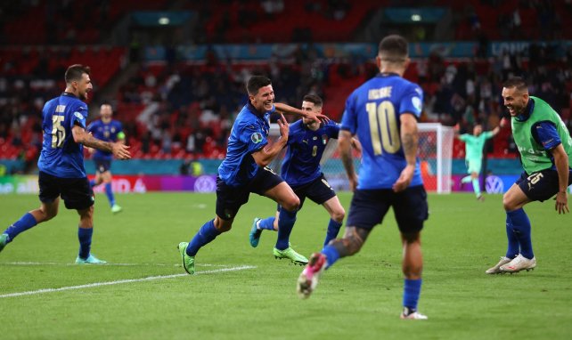 Matteo Pessina celebra un gol con la azzurra