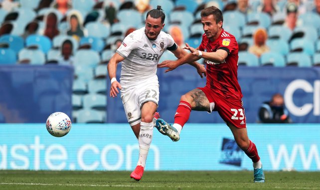 Jack Harrison pelea un balón con Joe Bryan