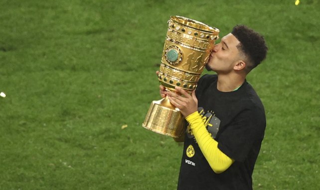 Jadon Sancho besa el trofeo de la DFB Pokal