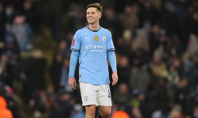 James McAtee con el Manchester City