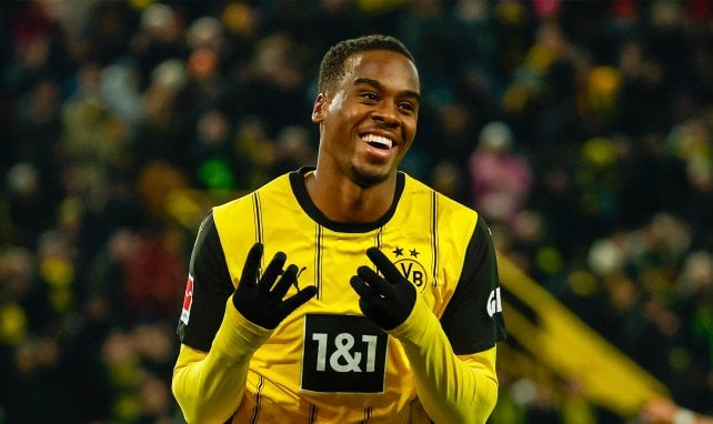 Jamie Bynoe-Gittens con la elástica del BVB