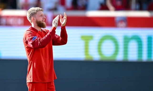 Jan-Niklas Beste aplaude con el Heidenheim