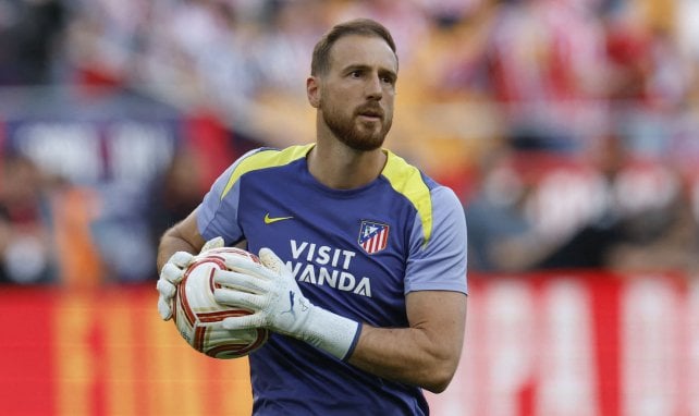Jan Oblak echa un cable a Julián Álvarez