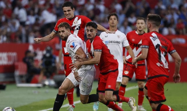 Adnan Januzaj y Álvaro García compitiendo por el esférico