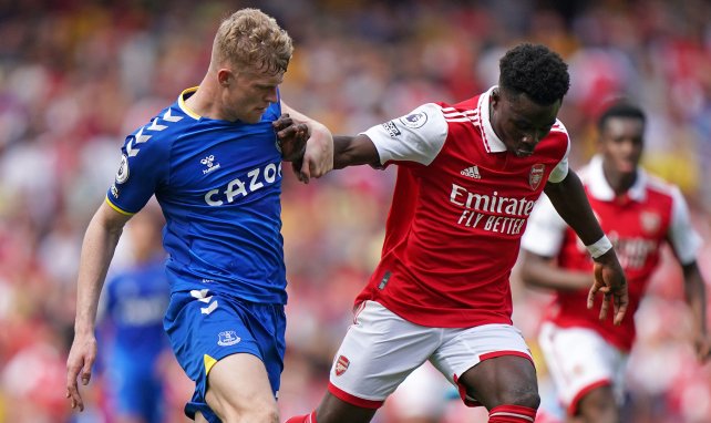 Jarrad Branthwaite ante Bukayo Saka del FC Arsenal