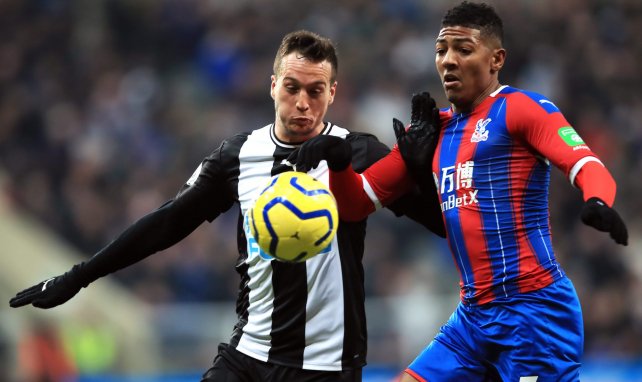 Javi Manquillo pelea una pelota con el Newcastle United
