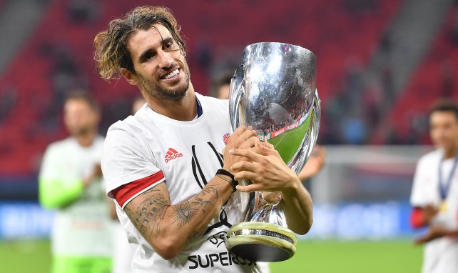 Javi Martínez posa con el trofeo de la Supercopa de Europa