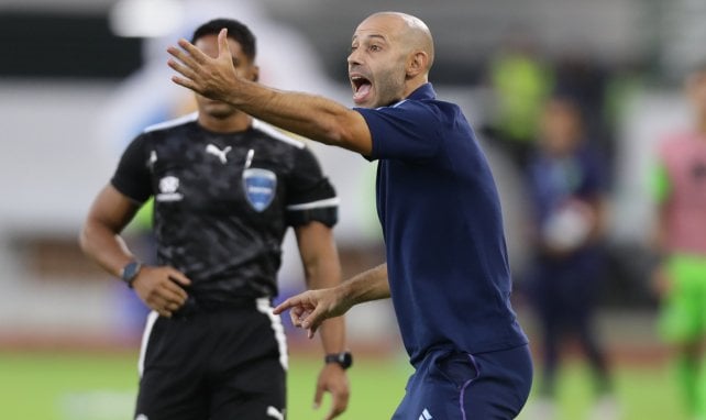 Javier Mascherano dando instrucciones