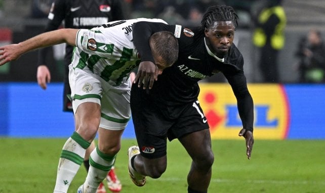 Jayden Addai pelea por una pelota.