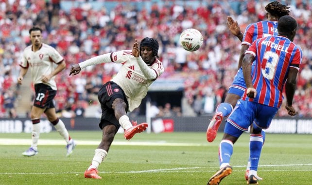 Jeremie Frimpong golpea el balón