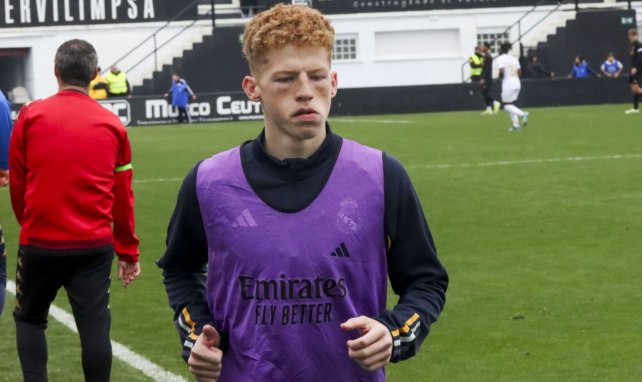 Jeremy De León con el Real Madrid calentando