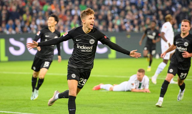 Jesper Lindstrøm celebra un gol con el Eintracht Frankfurt