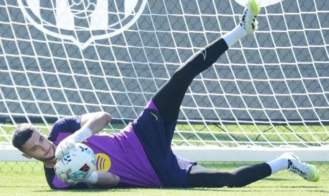Joan García entrenando con el FC Barcelona.