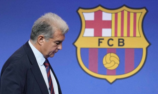 Joan Laporta pasa ante el escudo del FC Barcelona