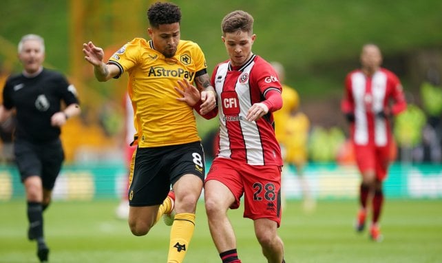 Joao Gomes disputa una pelota para  el Wolverhampton