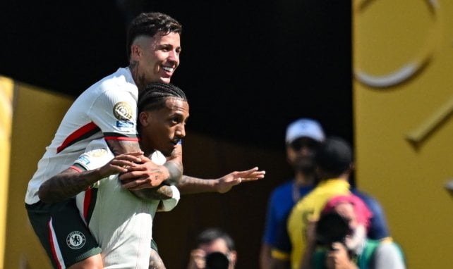 Joao Pedro celebra con Enzo Fernández.