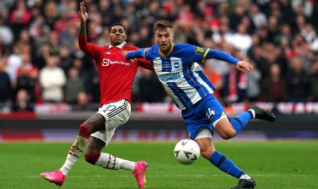 Joël Weltman disputa el balón con Marcus Rashford