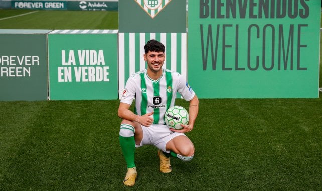 Johnny Cardoso en su presentación con el Real Betis